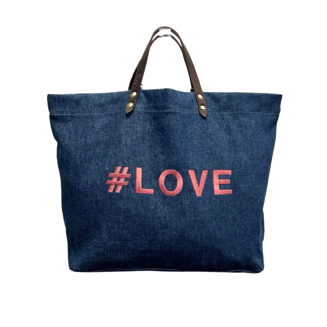 Bestickte Stofftasche von LABEL17 mit braunen Lederhenkeln und #LOVE Botschaft auf der Vorderseite. Hergestellt in Marokko