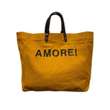 Bestickte Stofftasche von LABEL17 mit braunen Lederhenkeln und AMORE Botschaft auf der Vorderseite. Hergestellt in Marokko