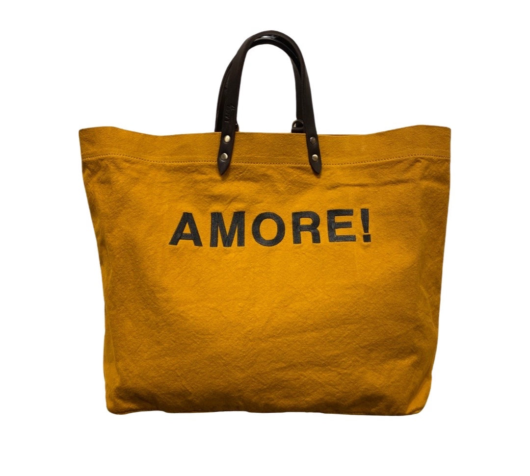 Bestickte Stofftasche von LABEL17 mit braunen Lederhenkeln und AMORE Botschaft auf der Vorderseite. Hergestellt in Marokko
