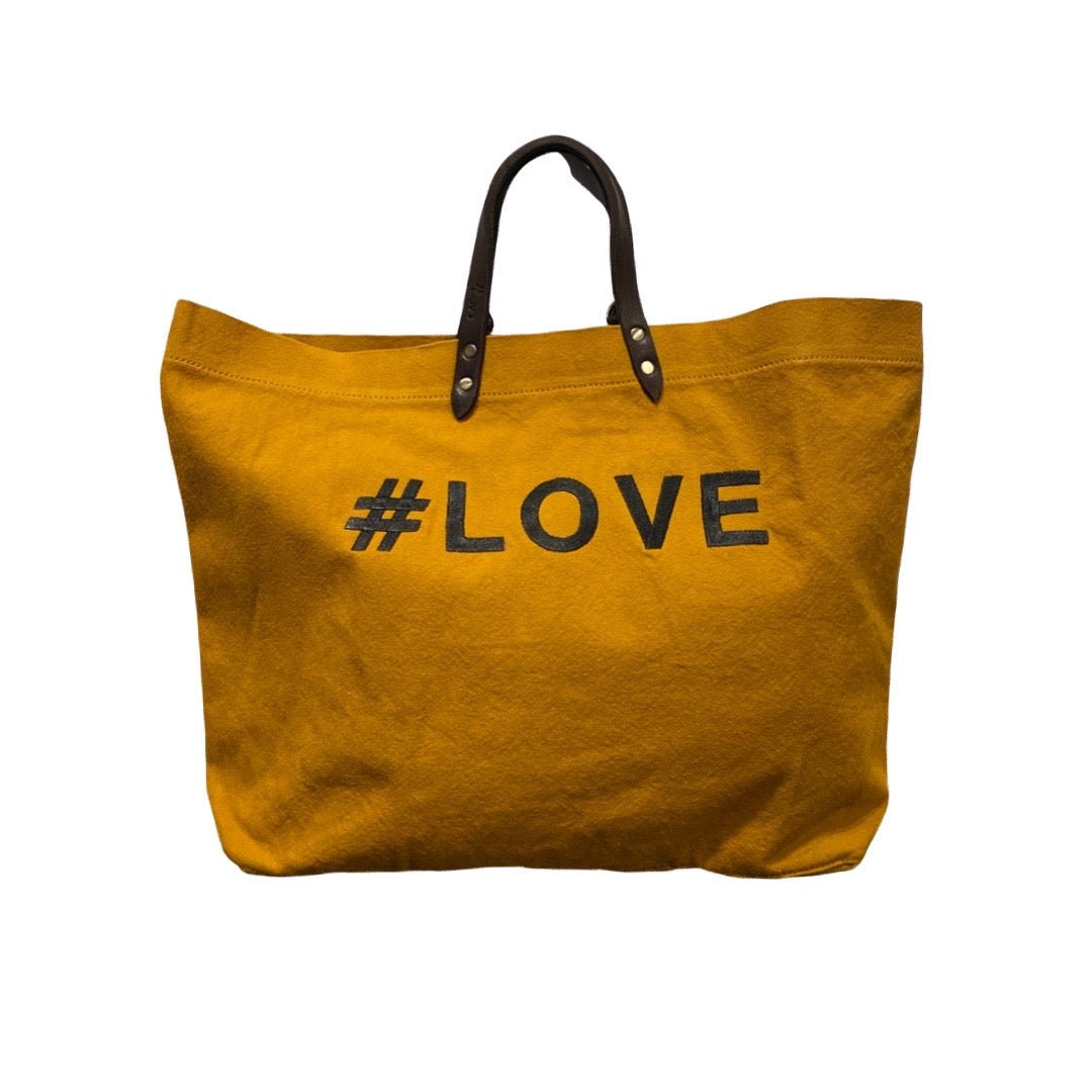 Bestickte Stofftasche von LABEL17 mit braunen Lederhenkeln und #LOVE Botschaft auf der Vorderseite. Hergestellt in Marokko