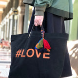 Bestickte Stofftasche von LABEL17 mit braunen Lederhenkeln und #LOVE Botschaft auf der Vorderseite.  Hergestellt in Marokko