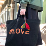 Bestickte Stofftasche von LABEL17 mit braunen Lederhenkeln und #LOVE Botschaft auf der Vorderseite. Hergestellt in Marokko