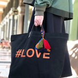 Bestickte Stofftasche von LABEL17 mit braunen Lederhenkeln und #LOVE Botschaft auf der Vorderseite. Hergestellt in Marokko