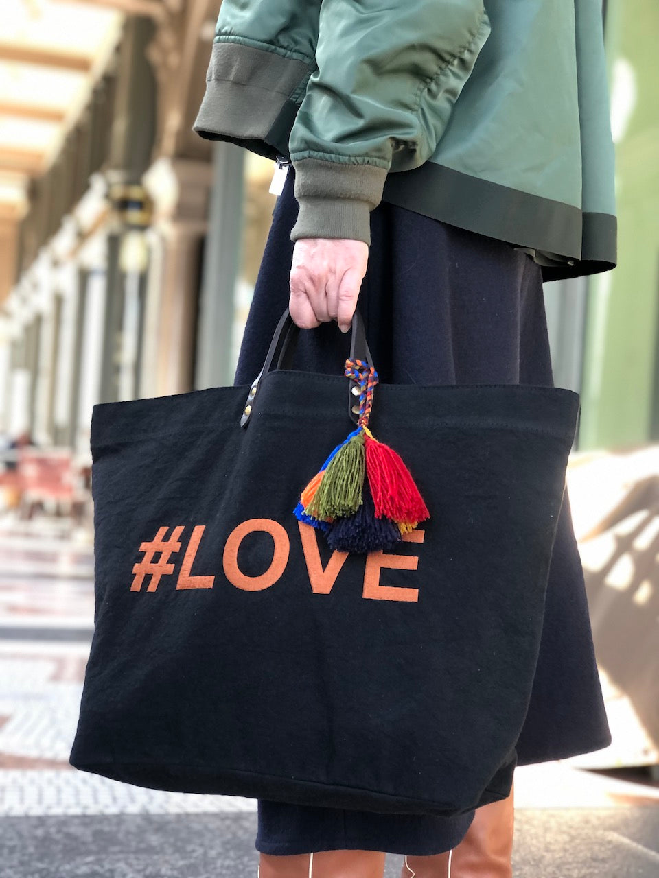 Bestickte Stofftasche von LABEL17 mit braunen Lederhenkeln und #LOVE Botschaft auf der Vorderseite. Hergestellt in Marokko