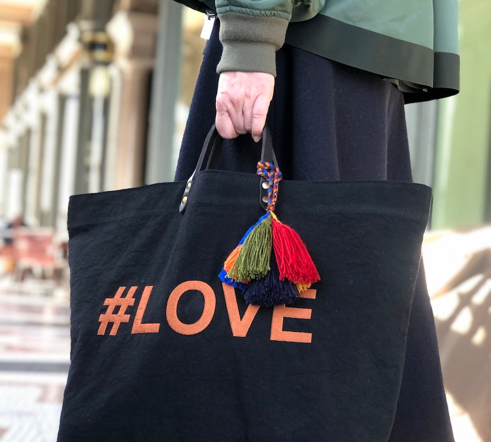 Bestickte Stofftasche von LABEL17 mit braunen Lederhenkeln und #LOVE Botschaft auf der Vorderseite. Hergestellt in Marokko