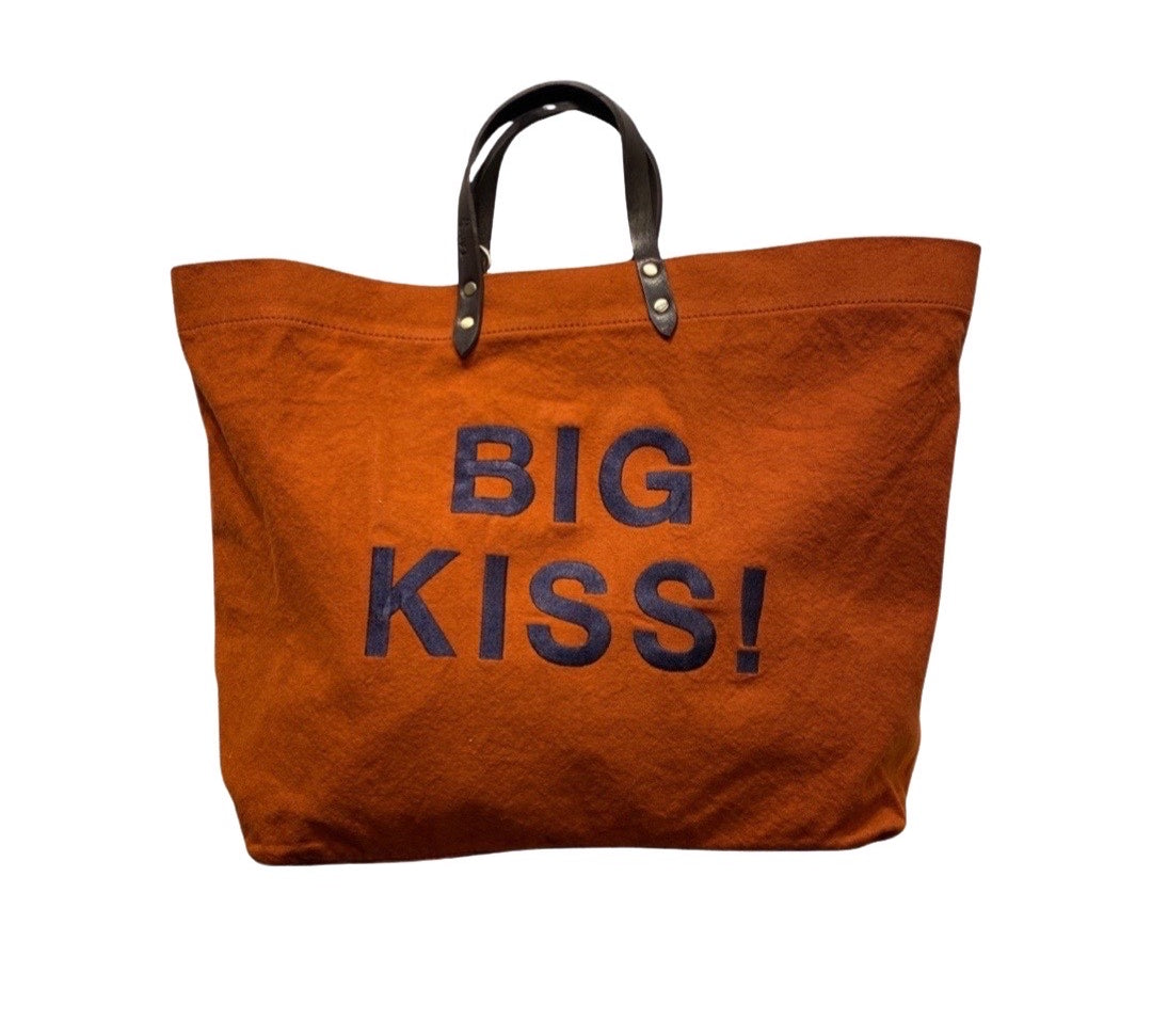 Bestickte Stofftasche von LABEL17 mit braunen Lederhenkeln und BIG KISS Botschaft auf der Vorderseite. Hergestellt in Marokko