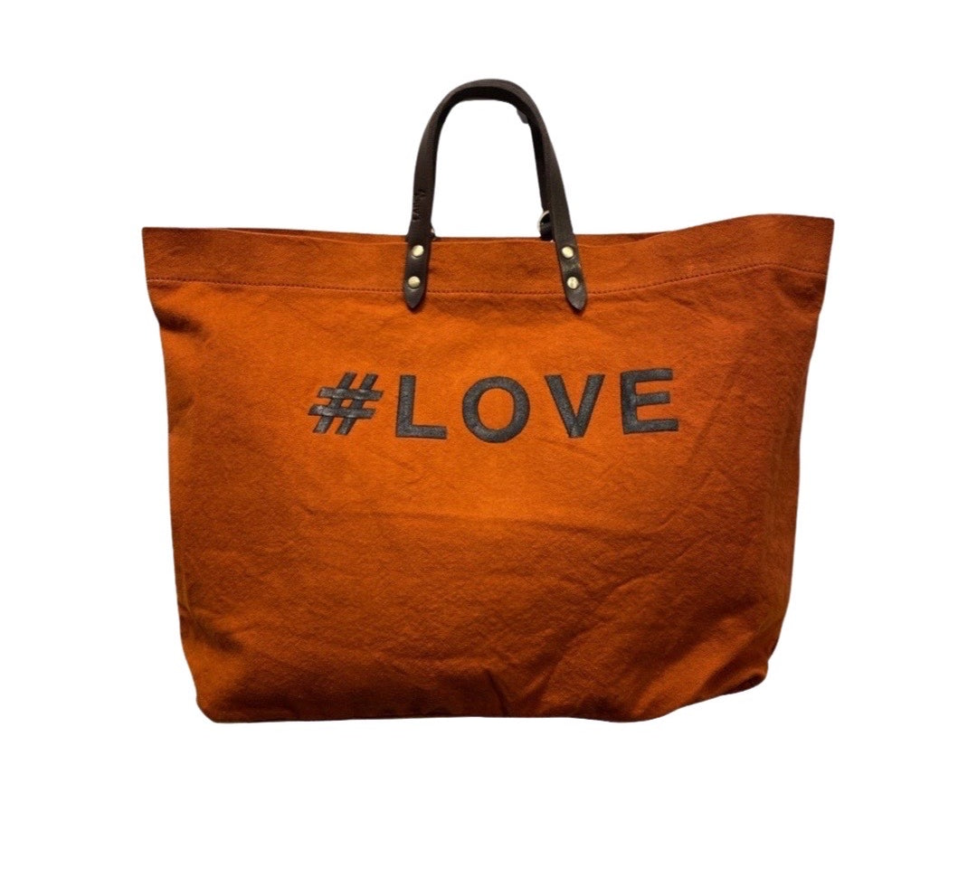 Bestickte Stofftasche von LABEL17 mit braunen Lederhenkeln und #LOVE Botschaft auf der Vorderseite. Hergestellt in Marokko