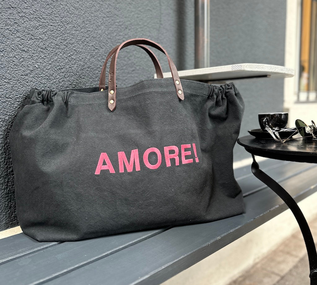Bestickte Stofftasche von LABEL17 mit braunen Lederhenkeln und AMORE! Botschaft auf der Vorderseite. Hergestellt in Marokko