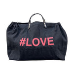 Bestickte Stofftasche von LABEL17 mit braunen Lederhenkeln und #LOVE Botschaft auf der Vorderseite. Hergestellt in Marokko