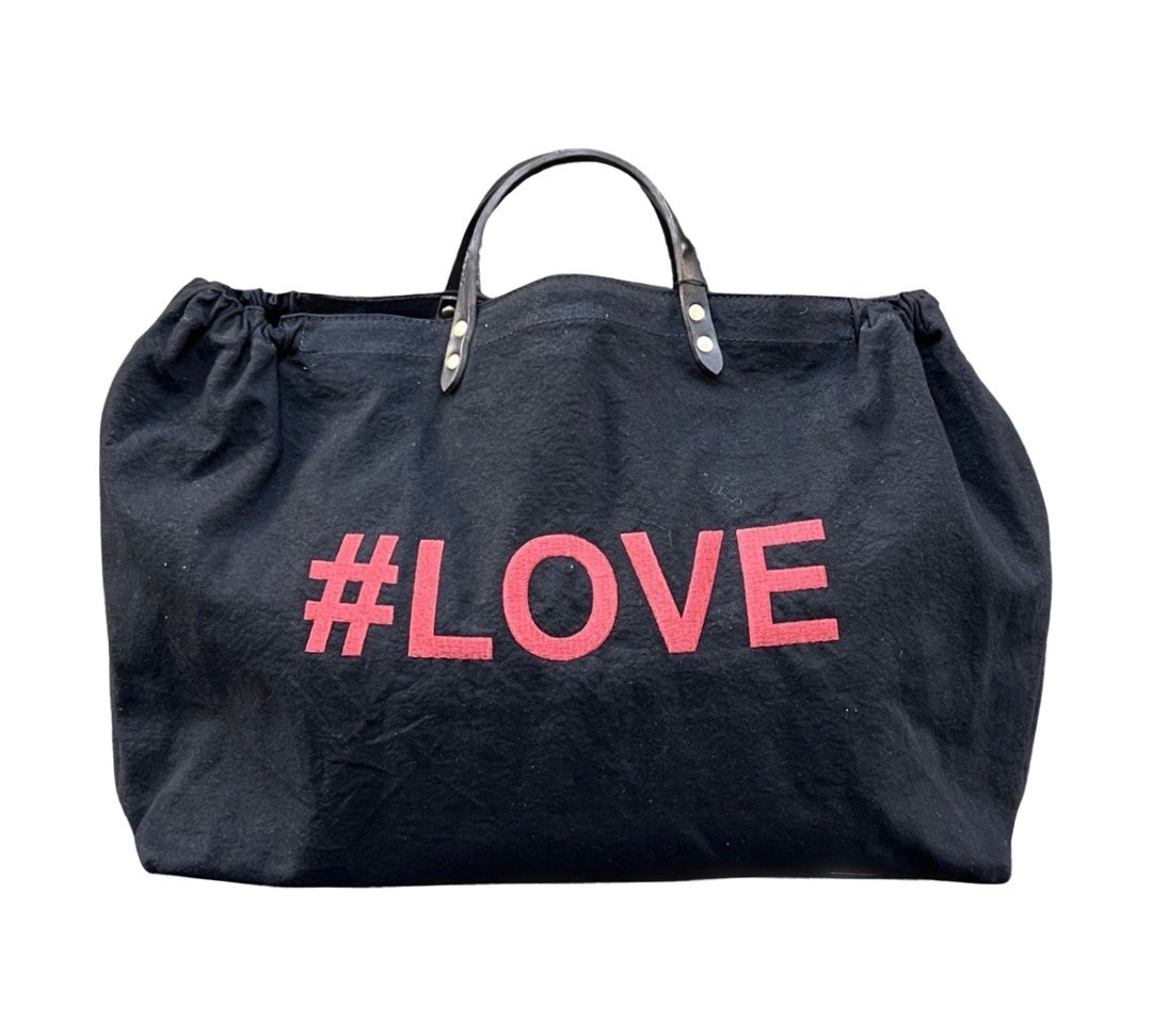 Bestickte Stofftasche von LABEL17 mit braunen Lederhenkeln und #LOVE Botschaft auf der Vorderseite. Hergestellt in Marokko