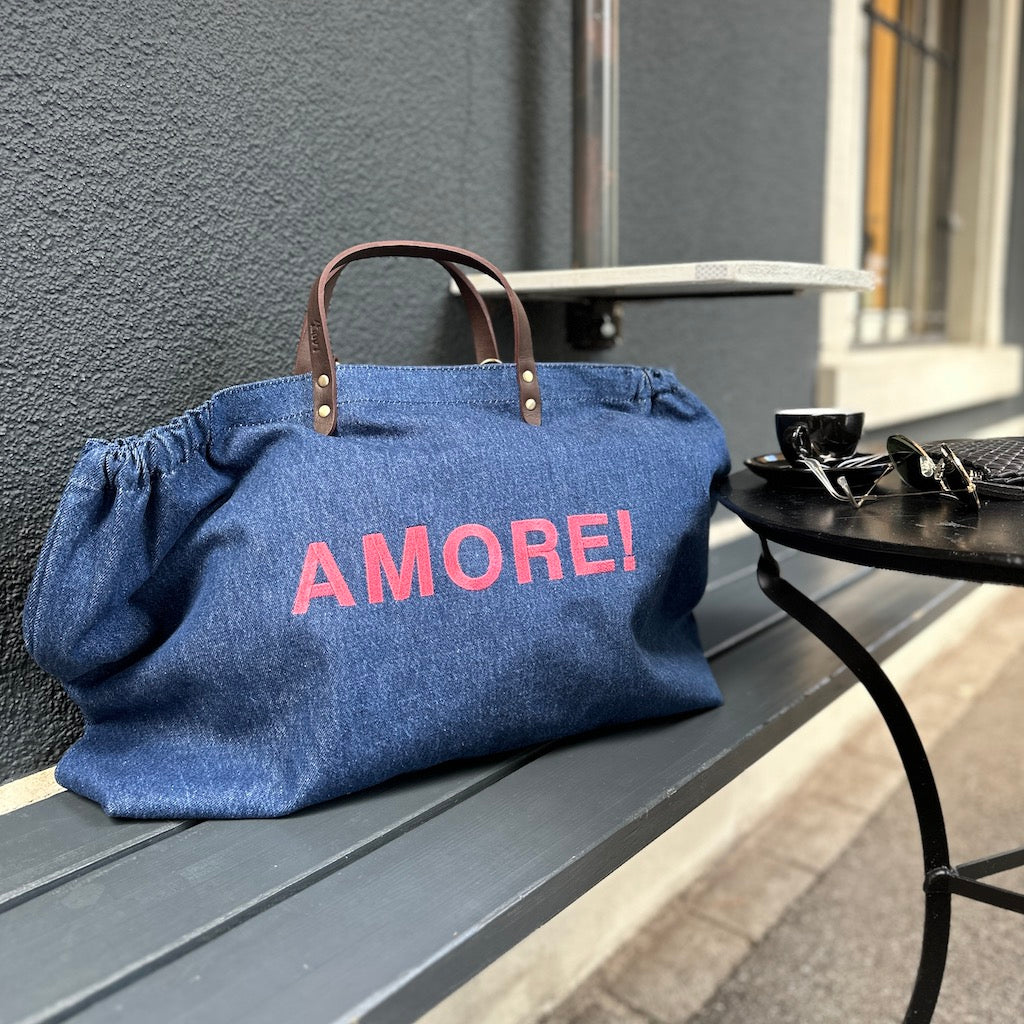 Bestickte Stofftasche von LABEL17 mit braunen Lederhenkeln und AMORE Botschaft auf der Vorderseite. Hergestellt in Marokko