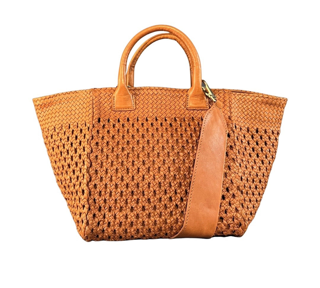 Handbag Medium Lalla: Leichte Handtasche, von Hand geflochten, geschmeidiges, pflanzlich gegerbtes Lamm-Nappaleder, LABEL17