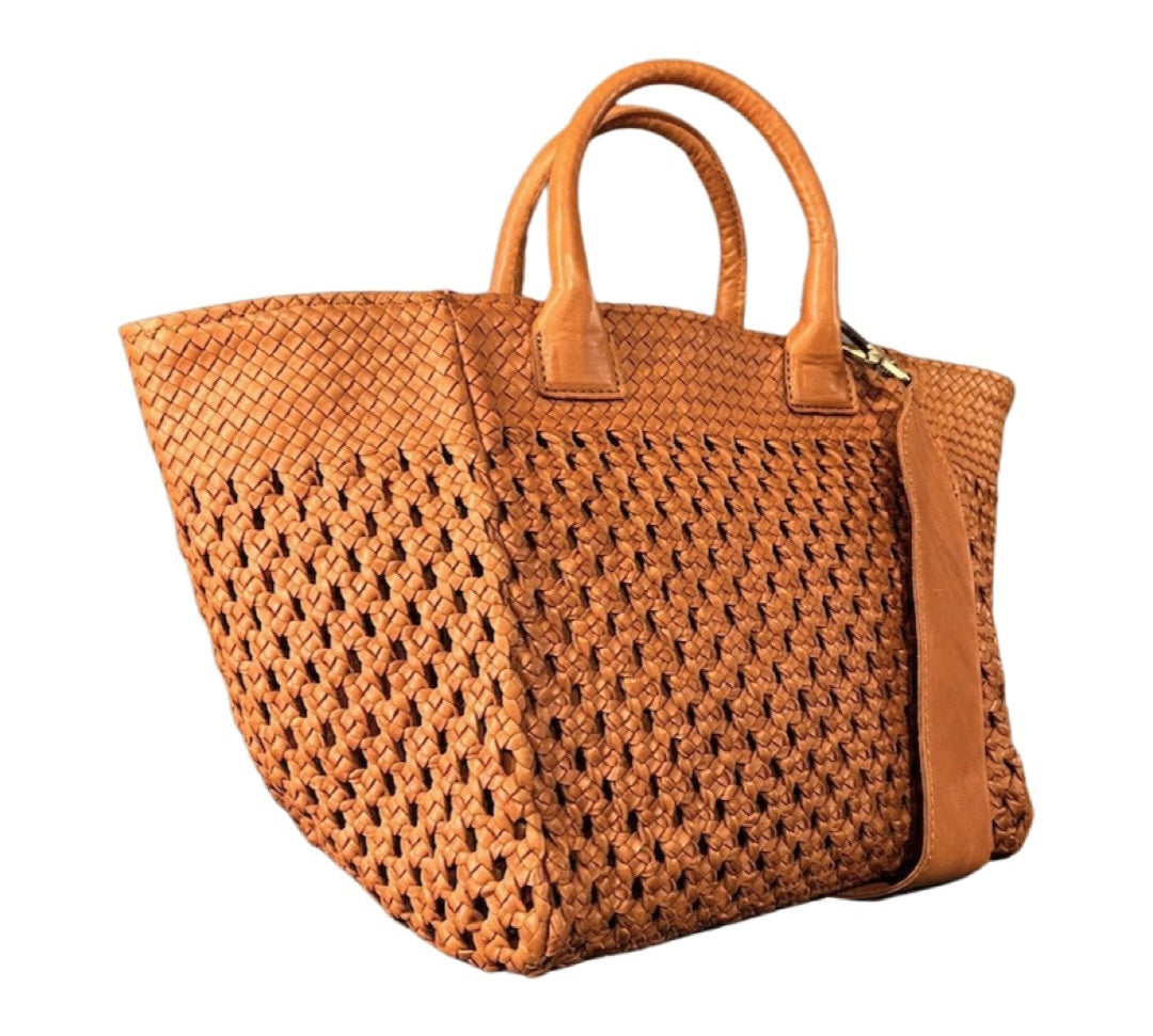 Handbag Medium Lalla: Leichte Handtasche, von Hand geflochten, geschmeidiges, pflanzlich gegerbtes Lamm-Nappaleder, LABEL17