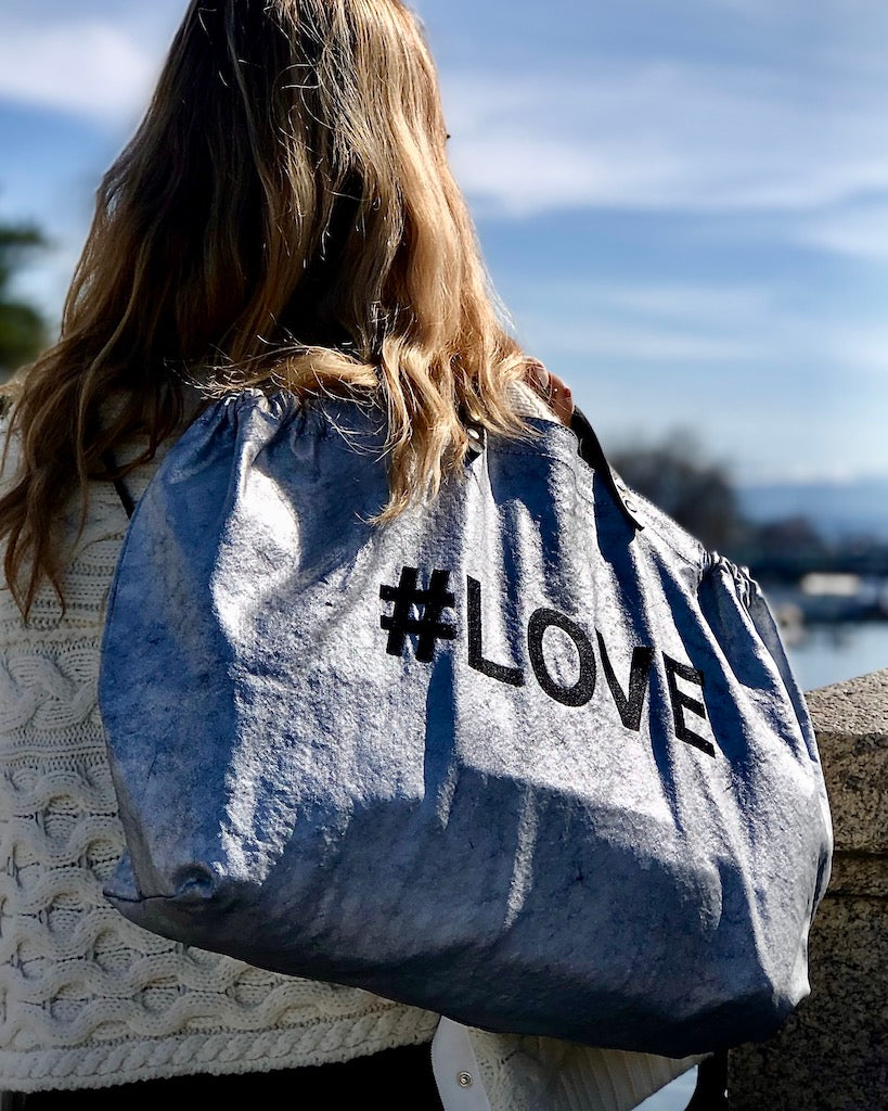 Bestickte Stofftasche von LABEL17 mit braunen Lederhenkeln und #LOVE Botschaft auf der Vorderseite. Hergestellt in Marokko