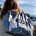 Bestickte Stofftasche von LABEL17 mit braunen Lederhenkeln und #LOVE Botschaft auf der Vorderseite. Hergestellt in Marokko