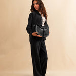 Die Horse Bag FRANCA von LABEL17 ist aus geschmeidigem Lamm-Nappaleder gefertigt und zeichnet sich durch seine stilvolle Form aus. Der Schulterriemen ermöglicht das Tragen über der Schulter oder als Handtasche. Ein vielseitiges Accessoire mit schlichter, moderner Eleganz.