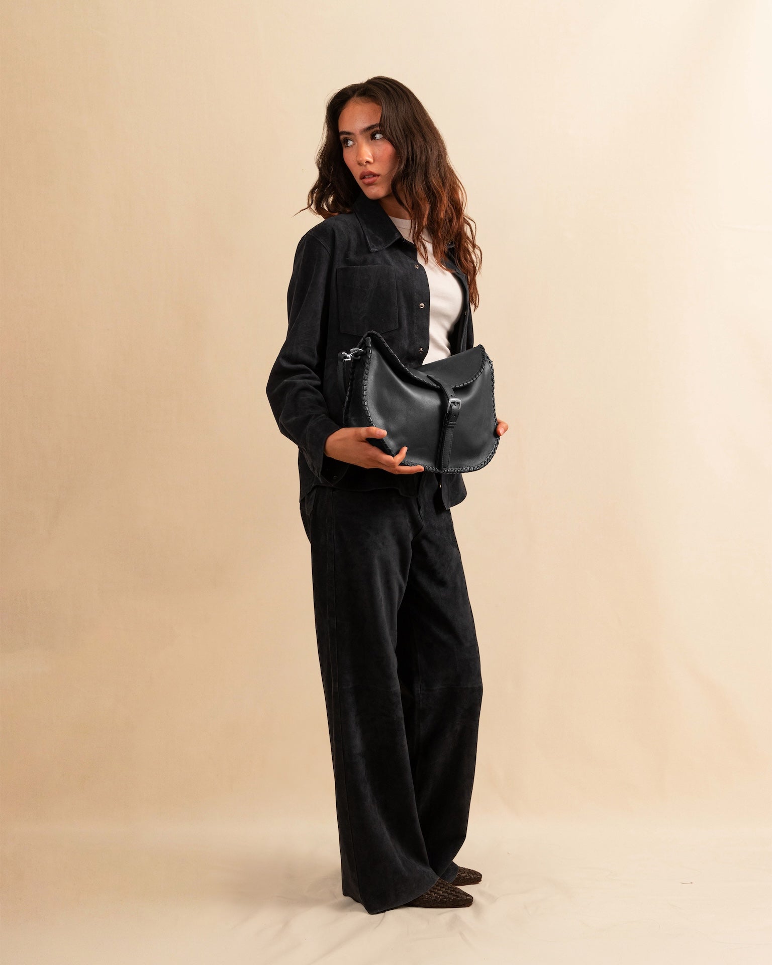 Die Horse Bag FRANCA von LABEL17 ist aus geschmeidigem Lamm-Nappaleder gefertigt und zeichnet sich durch seine stilvolle Form aus. Der Schulterriemen ermöglicht das Tragen über der Schulter oder als Handtasche. Ein vielseitiges Accessoire mit schlichter, moderner Eleganz.