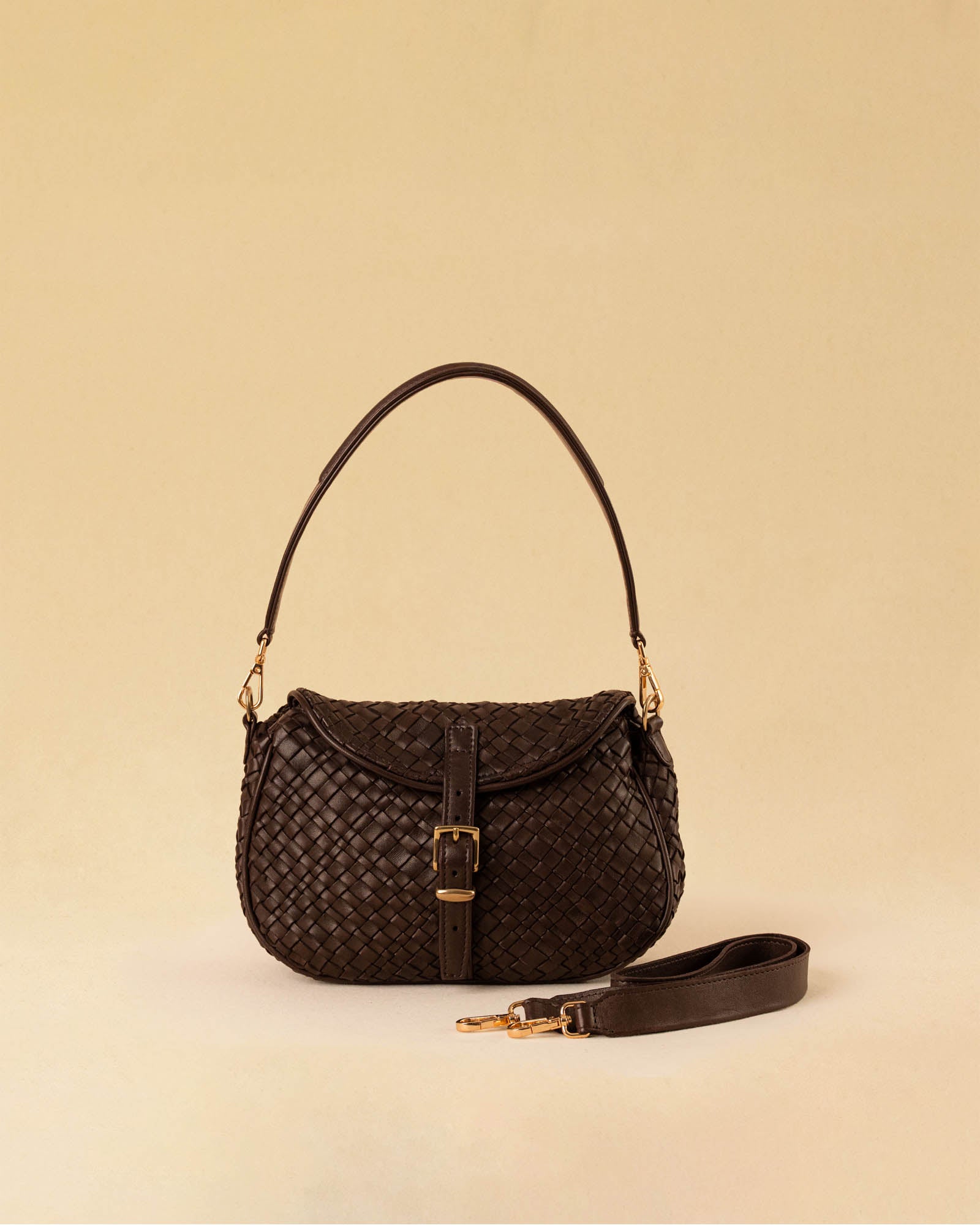Die Horse Bag FRANCA Small von LABEL17, ist aus geschmeidigem Nappaleder von Hand geflochten. Ausgestattet mit einem kurzen und einem langen, verstellbaren Schulterriemen, lässt sie sich vielseitig tragen - als Handtasche, über die Schulter oder als Crossbody. Kompakt im Format und dennoch alltagstauglich, ein Begleiter vom Morgen bis in den Abend.