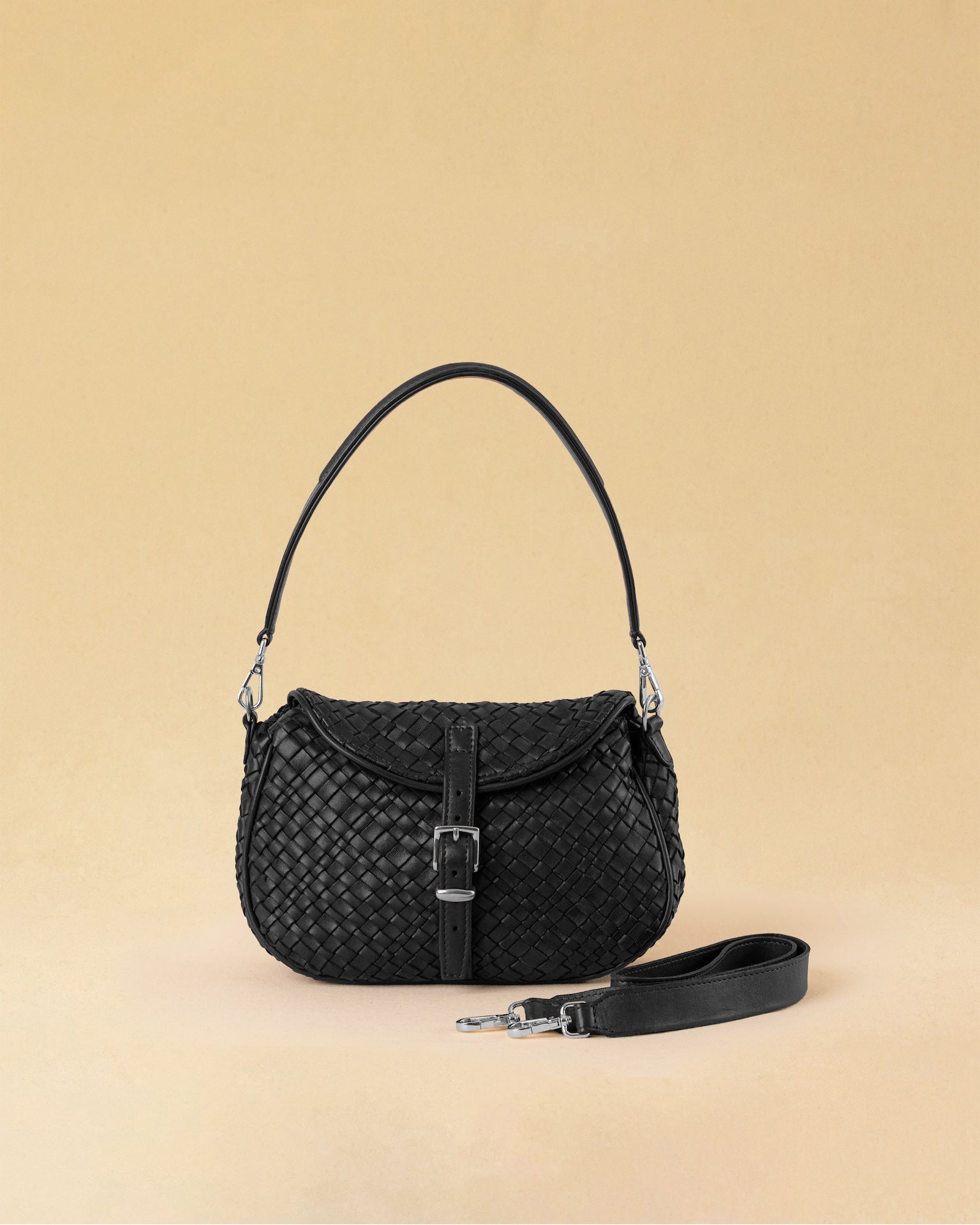 Die Horse Bag FRANCA Small ist aus geschmeidigem Nappaleder von Hand geflochten. Ausgestattet mit einem kurzen und einem langen, verstellbaren Schulterriemen, lässt sie sich vielseitig tragen - als Handtasche, über die Schulter oder als Crossbody. Kompakt im Format und dennoch alltagstauglich, ein Begleiter vom Morgen bis in den Abend.