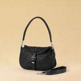 Die Horse Bag FRANCA Small ist aus geschmeidigem Nappaleder von Hand geflochten. Ausgestattet mit einem kurzen und einem langen, verstellbaren Schulterriemen, lässt sie sich vielseitig tragen - als Handtasche, über die Schulter oder als Crossbody. Kompakt im Format und dennoch alltagstauglich, ein Begleiter vom Morgen bis in den Abend.
