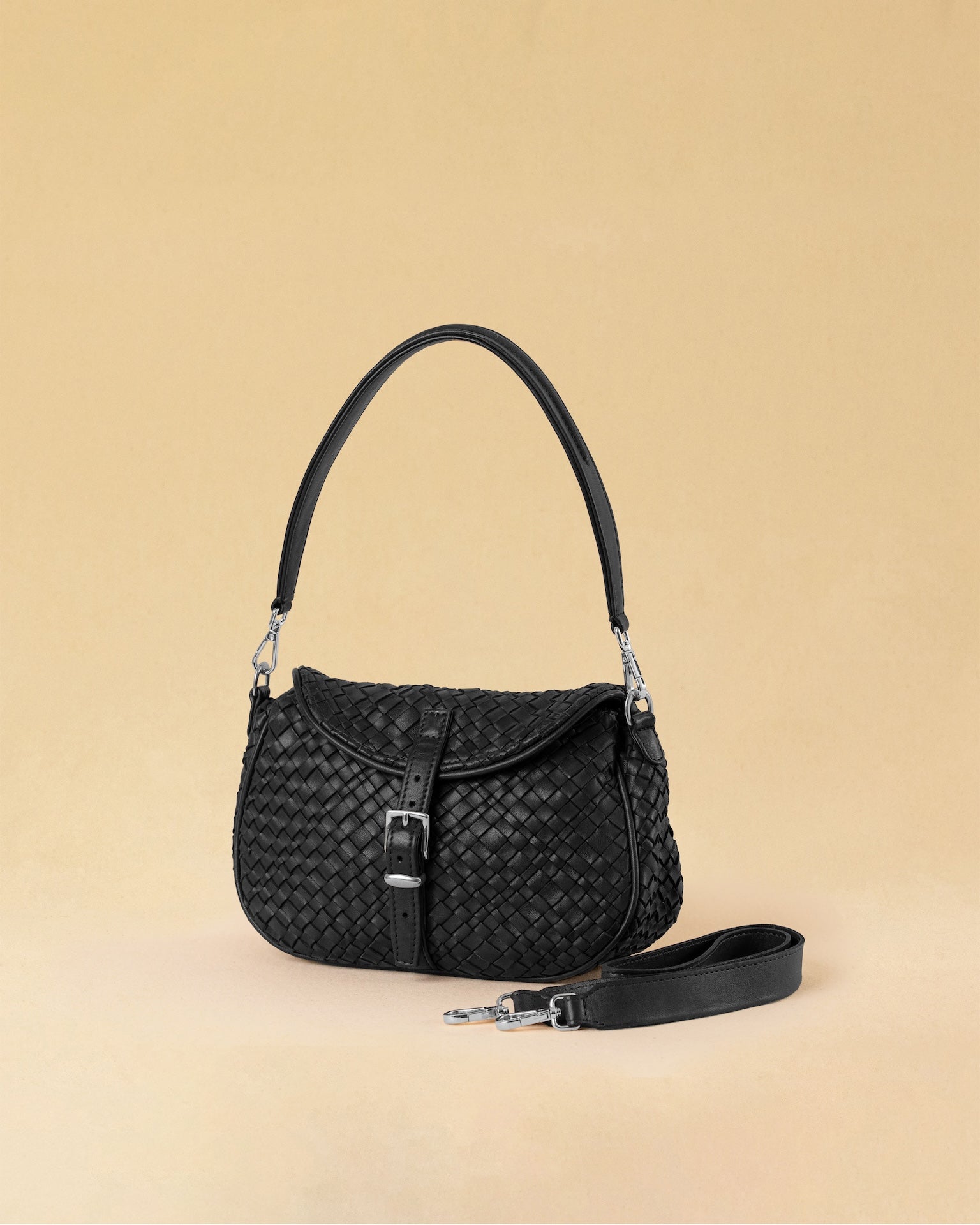 Die Horse Bag FRANCA Small ist aus geschmeidigem Nappaleder von Hand geflochten. Ausgestattet mit einem kurzen und einem langen, verstellbaren Schulterriemen, lässt sie sich vielseitig tragen - als Handtasche, über die Schulter oder als Crossbody. Kompakt im Format und dennoch alltagstauglich, ein Begleiter vom Morgen bis in den Abend.