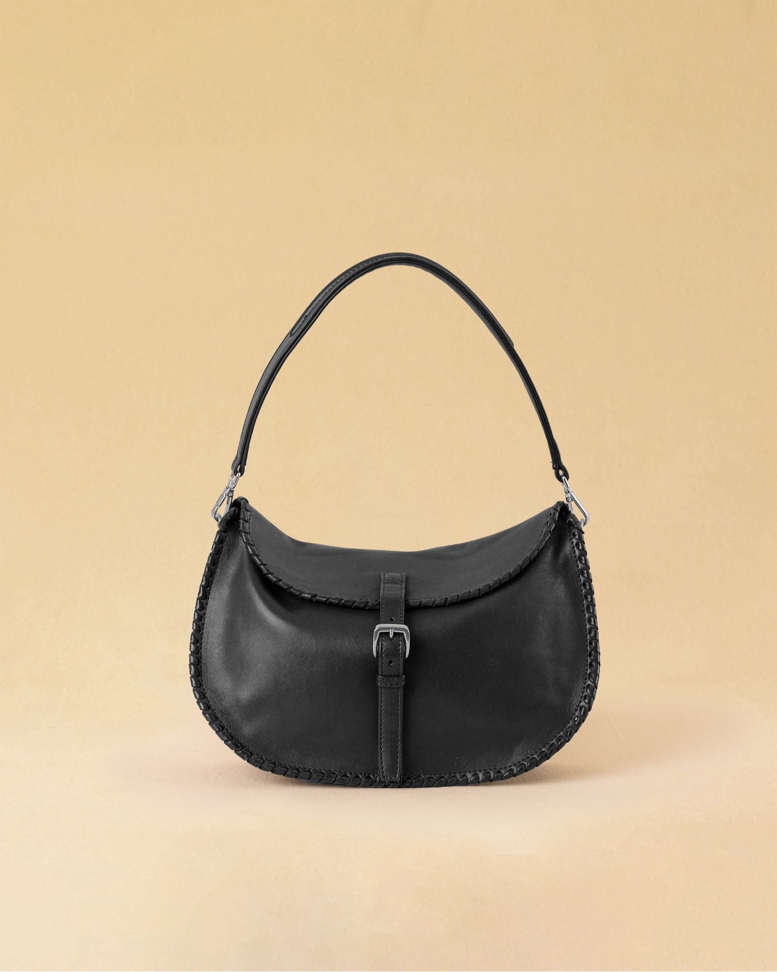Die Horse Bag FRANCA von LABEL17 ist aus geschmeidigem Lamm-Nappaleder gefertigt und zeichnet sich durch seine stilvolle Form aus. Der Schulterriemen ermöglicht das Tragen über der Schulter oder als Handtasche. Ein vielseitiges Accessoire mit schlichter, moderner Eleganz.
