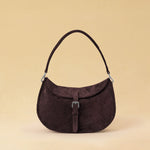 Die Horse Bag FRANCA ist aus geschmeidigem Velours-Leder gefertigt und zeichnet sich durch seine stilvolle Form aus. Der Schulterriemen ermöglicht das Tragen über der Schulter oder als Handtasche. Ein vielseitiges Accessoire mit schlichter, moderner Eleganz.