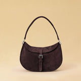 Die Horse Bag FRANCA ist aus geschmeidigem Velours-Leder gefertigt und zeichnet sich durch seine stilvolle Form aus. Der Schulterriemen ermöglicht das Tragen über der Schulter oder als Handtasche. Ein vielseitiges Accessoire mit schlichter, moderner Eleganz.