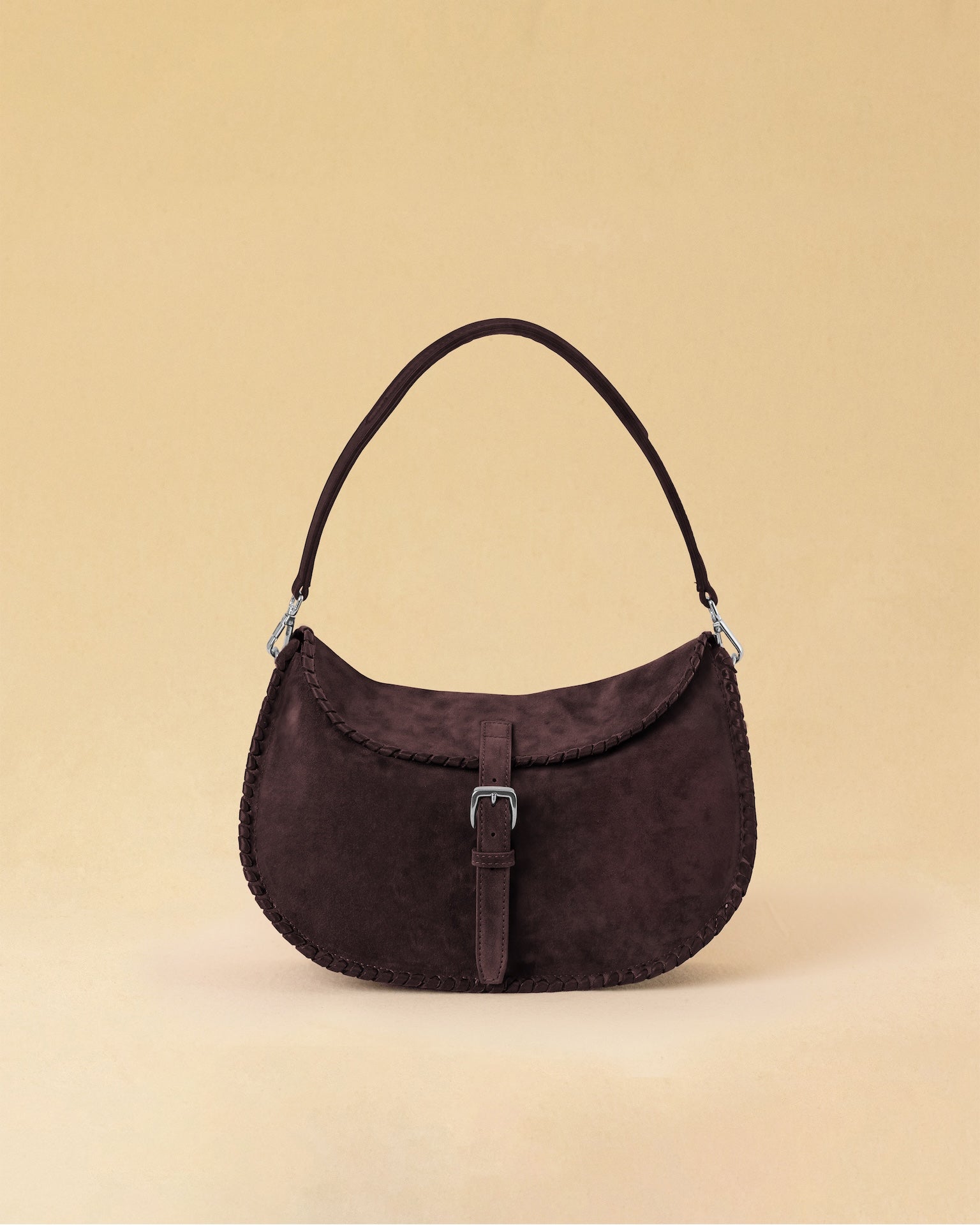 Die Horse Bag FRANCA ist aus geschmeidigem Velours-Leder gefertigt und zeichnet sich durch seine stilvolle Form aus. Der Schulterriemen ermöglicht das Tragen über der Schulter oder als Handtasche. Ein vielseitiges Accessoire mit schlichter, moderner Eleganz.