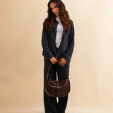 Die Horse Bag FRANCA ist aus geschmeidigem Lamm-Nappaleder gefertigt und zeichnet sich durch seine stilvolle Form aus. Der Schulterriemen ermöglicht das Tragen über der Schulter oder als Handtasche. Ein vielseitiges Accessoire mit schlichter, moderner Eleganz.