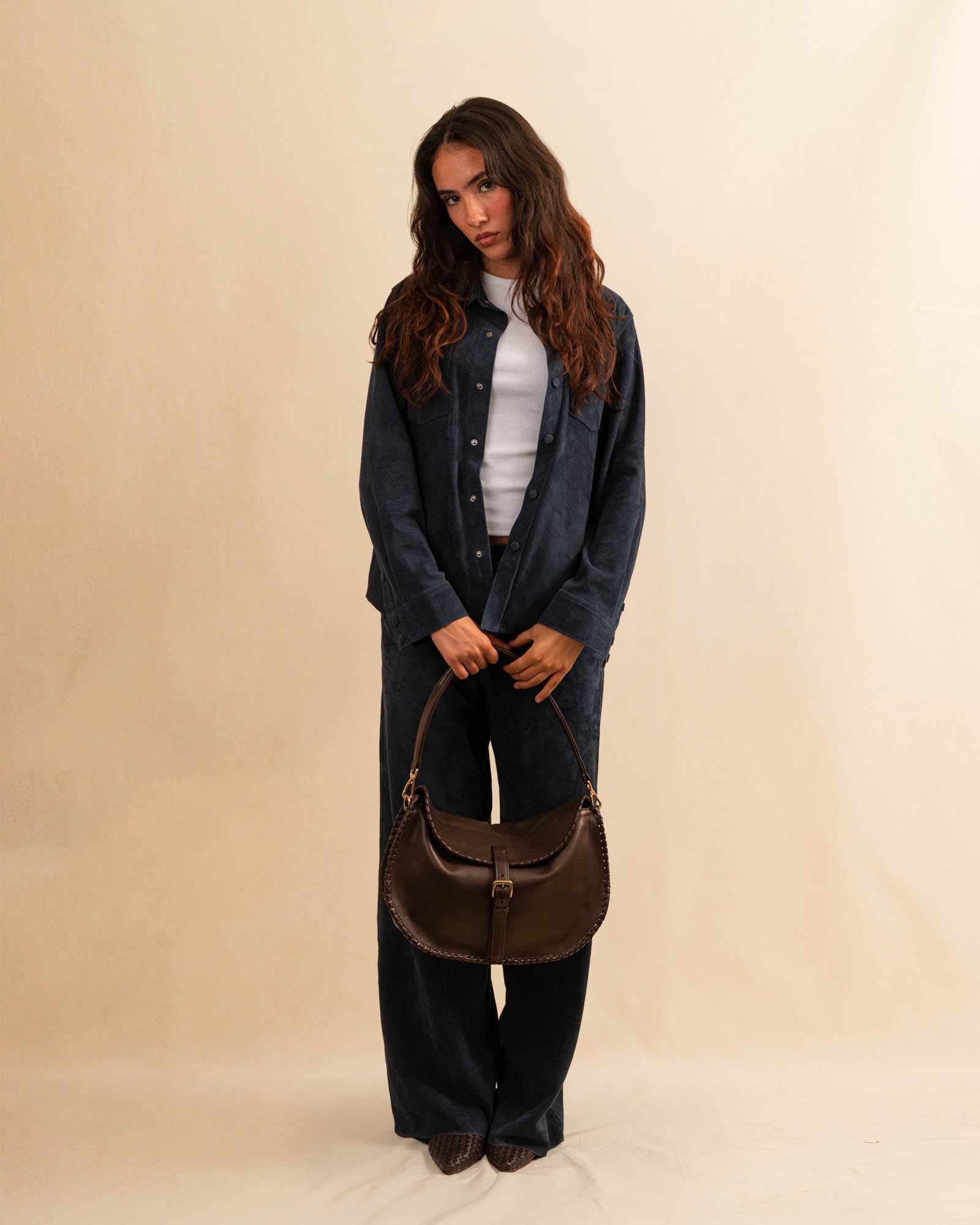 Die Horse Bag FRANCA ist aus geschmeidigem Lamm-Nappaleder gefertigt und zeichnet sich durch seine stilvolle Form aus. Der Schulterriemen ermöglicht das Tragen über der Schulter oder als Handtasche. Ein vielseitiges Accessoire mit schlichter, moderner Eleganz.