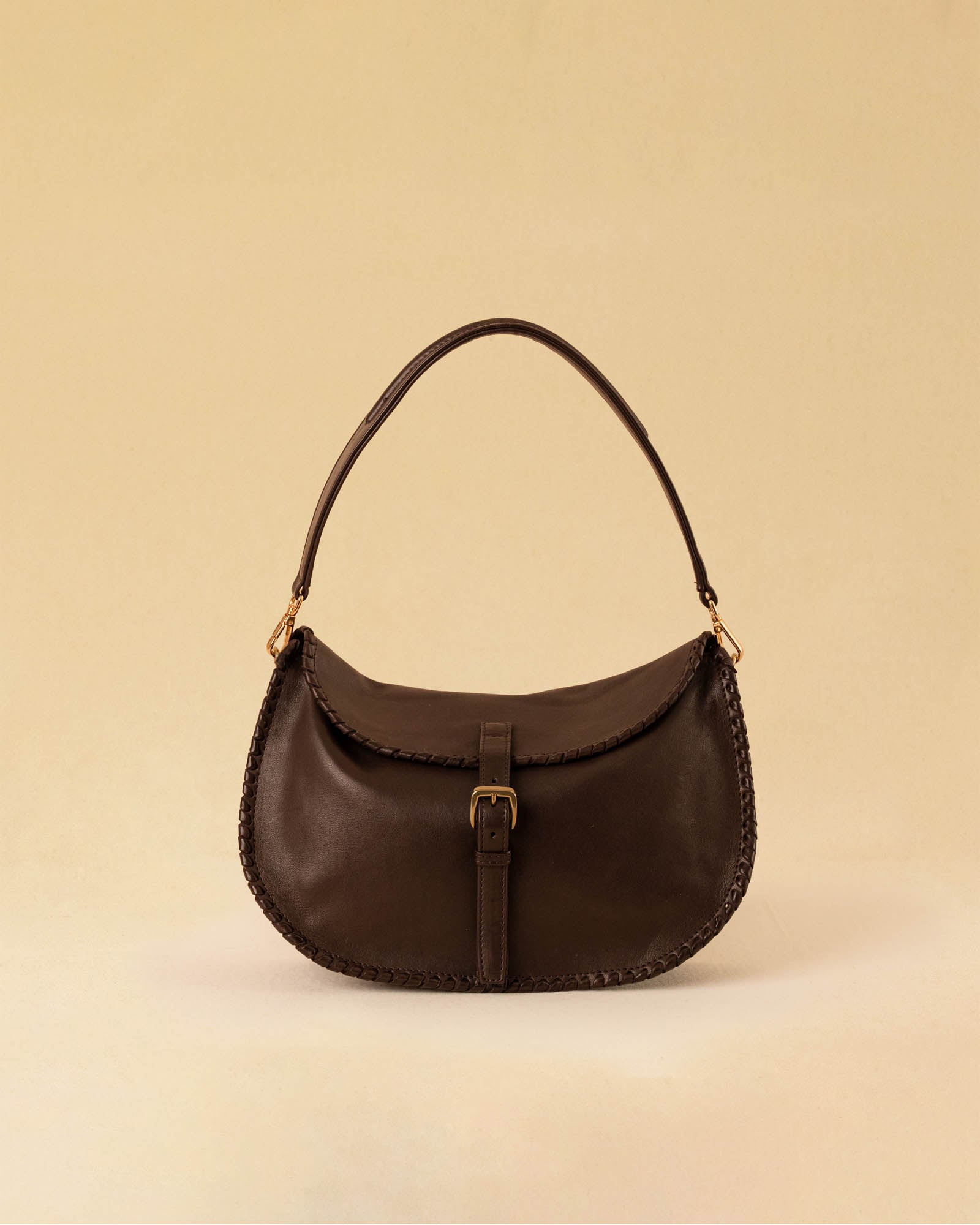Die Horse Bag FRANCA ist aus geschmeidigem Lamm-Nappaleder gefertigt und zeichnet sich durch seine stilvolle Form aus. Der Schulterriemen ermöglicht das Tragen über der Schulter oder als Handtasche. Ein vielseitiges Accessoire mit schlichter, moderner Eleganz.