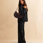 Die Horse Bag FRANCA von LABEL17 ist aus geschmeidigem Velours-Leder gefertigt und zeichnet sich durch seine stilvolle Form aus. Der Schulterriemen ermöglicht das Tragen über der Schulter oder als Handtasche. Ein vielseitiges Accessoire mit schlichter, moderner Eleganz.