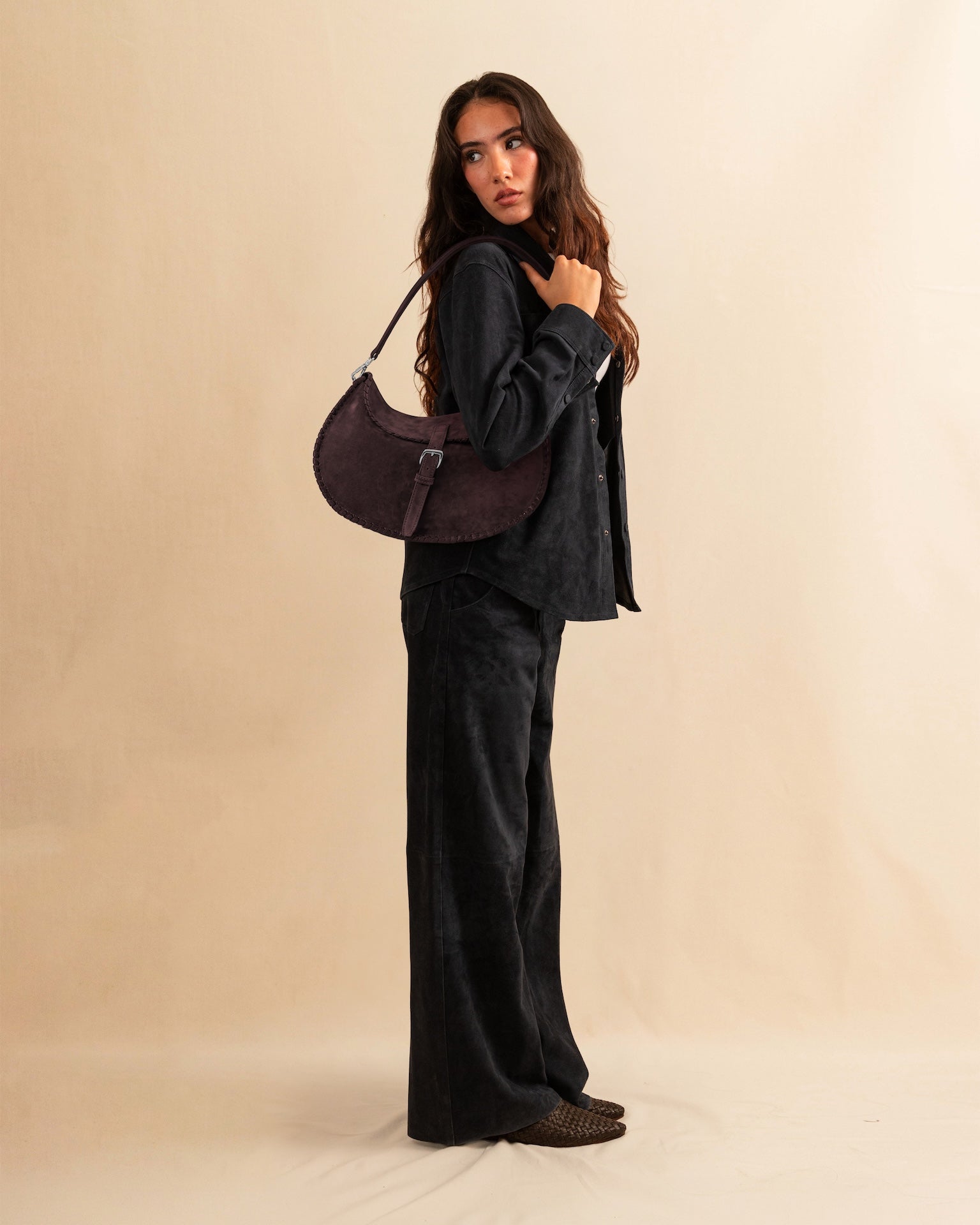 Die Horse Bag FRANCA von LABEL17 ist aus geschmeidigem Velours-Leder gefertigt und zeichnet sich durch seine stilvolle Form aus. Der Schulterriemen ermöglicht das Tragen über der Schulter oder als Handtasche. Ein vielseitiges Accessoire mit schlichter, moderner Eleganz.