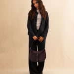 Die Horse Bag FRANCA von LABEL17 ist aus geschmeidigem Velours-Leder gefertigt und zeichnet sich durch seine stilvolle Form aus. Der Schulterriemen ermöglicht das Tragen über der Schulter oder als Handtasche. Ein vielseitiges Accessoire mit schlichter, moderner Eleganz.