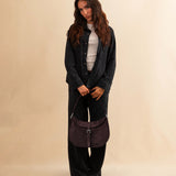 Die Horse Bag FRANCA von LABEL17 ist aus geschmeidigem Velours-Leder gefertigt und zeichnet sich durch seine stilvolle Form aus. Der Schulterriemen ermöglicht das Tragen über der Schulter oder als Handtasche. Ein vielseitiges Accessoire mit schlichter, moderner Eleganz.