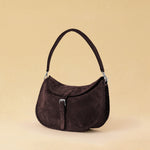 Die Horse Bag FRANCA ist aus geschmeidigem Velours-Leder gefertigt und zeichnet sich durch seine stilvolle Form aus. Der Schulterriemen ermöglicht das Tragen über der Schulter oder als Handtasche. Ein vielseitiges Accessoire mit schlichter, moderner Eleganz.