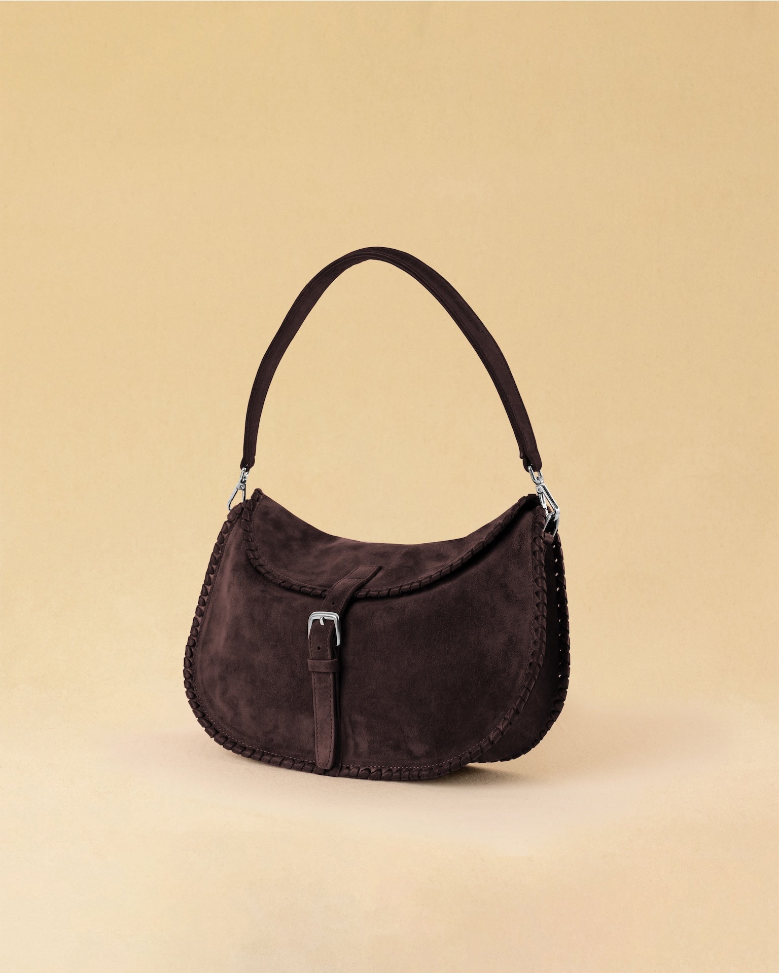 Die Horse Bag FRANCA ist aus geschmeidigem Velours-Leder gefertigt und zeichnet sich durch seine stilvolle Form aus. Der Schulterriemen ermöglicht das Tragen über der Schulter oder als Handtasche. Ein vielseitiges Accessoire mit schlichter, moderner Eleganz.