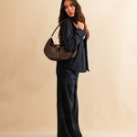 Die Horse Bag FRANCA ist aus geschmeidigem Lamm-Nappaleder gefertigt und zeichnet sich durch seine stilvolle Form aus. Der Schulterriemen ermöglicht das Tragen über der Schulter oder als Handtasche. Ein vielseitiges Accessoire mit schlichter, moderner Eleganz.