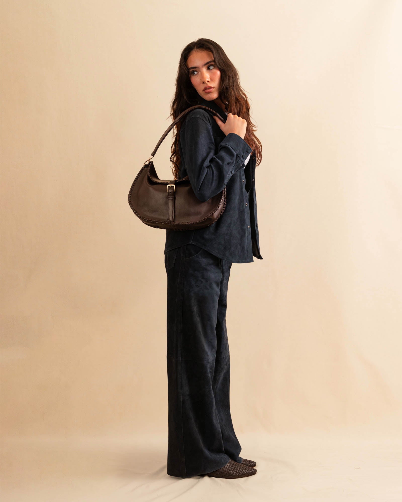 Die Horse Bag FRANCA ist aus geschmeidigem Lamm-Nappaleder gefertigt und zeichnet sich durch seine stilvolle Form aus. Der Schulterriemen ermöglicht das Tragen über der Schulter oder als Handtasche. Ein vielseitiges Accessoire mit schlichter, moderner Eleganz.