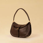 Die Horse Bag FRANCA ist aus geschmeidigem Lamm-Nappaleder gefertigt und zeichnet sich durch seine stilvolle Form aus. Der Schulterriemen ermöglicht das Tragen über der Schulter oder als Handtasche. Ein vielseitiges Accessoire mit schlichter, moderner Eleganz.