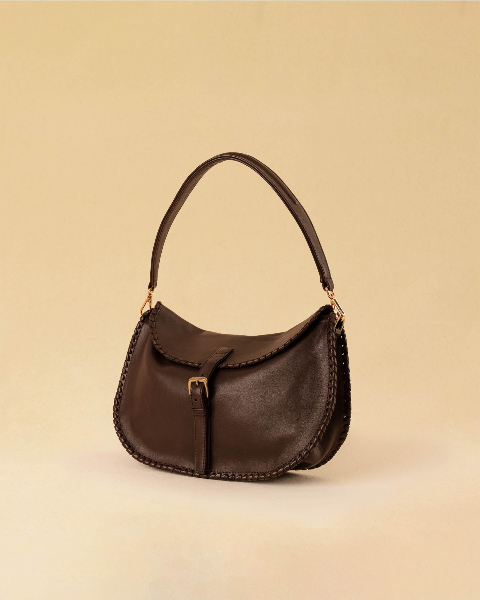 Die Horse Bag FRANCA ist aus geschmeidigem Lamm-Nappaleder gefertigt und zeichnet sich durch seine stilvolle Form aus. Der Schulterriemen ermöglicht das Tragen über der Schulter oder als Handtasche. Ein vielseitiges Accessoire mit schlichter, moderner Eleganz.
