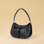 Die Horse Bag FRANCA ist aus geschmeidigem Lamm-Nappaleder gefertigt und zeichnet sich durch seine stilvolle Form aus. Der Schulterriemen ermöglicht das Tragen über der Schulter oder als Handtasche. Ein vielseitiges Accessoire mit schlichter, moderner Eleganz.