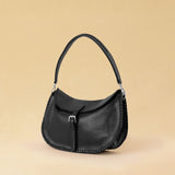 Die Horse Bag FRANCA ist aus geschmeidigem Lamm-Nappaleder gefertigt und zeichnet sich durch seine stilvolle Form aus. Der Schulterriemen ermöglicht das Tragen über der Schulter oder als Handtasche. Ein vielseitiges Accessoire mit schlichter, moderner Eleganz.