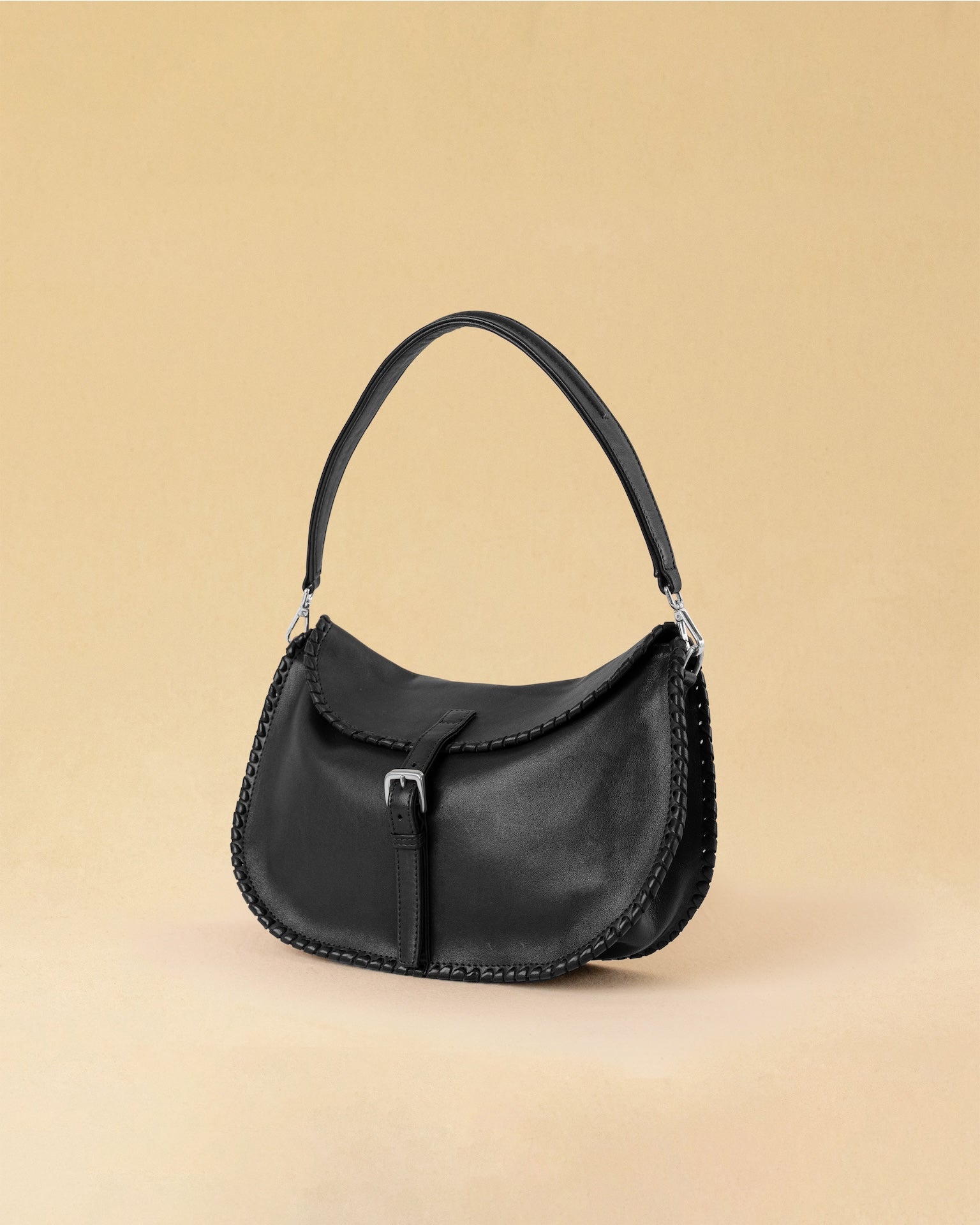 Die Horse Bag FRANCA ist aus geschmeidigem Lamm-Nappaleder gefertigt und zeichnet sich durch seine stilvolle Form aus. Der Schulterriemen ermöglicht das Tragen über der Schulter oder als Handtasche. Ein vielseitiges Accessoire mit schlichter, moderner Eleganz.