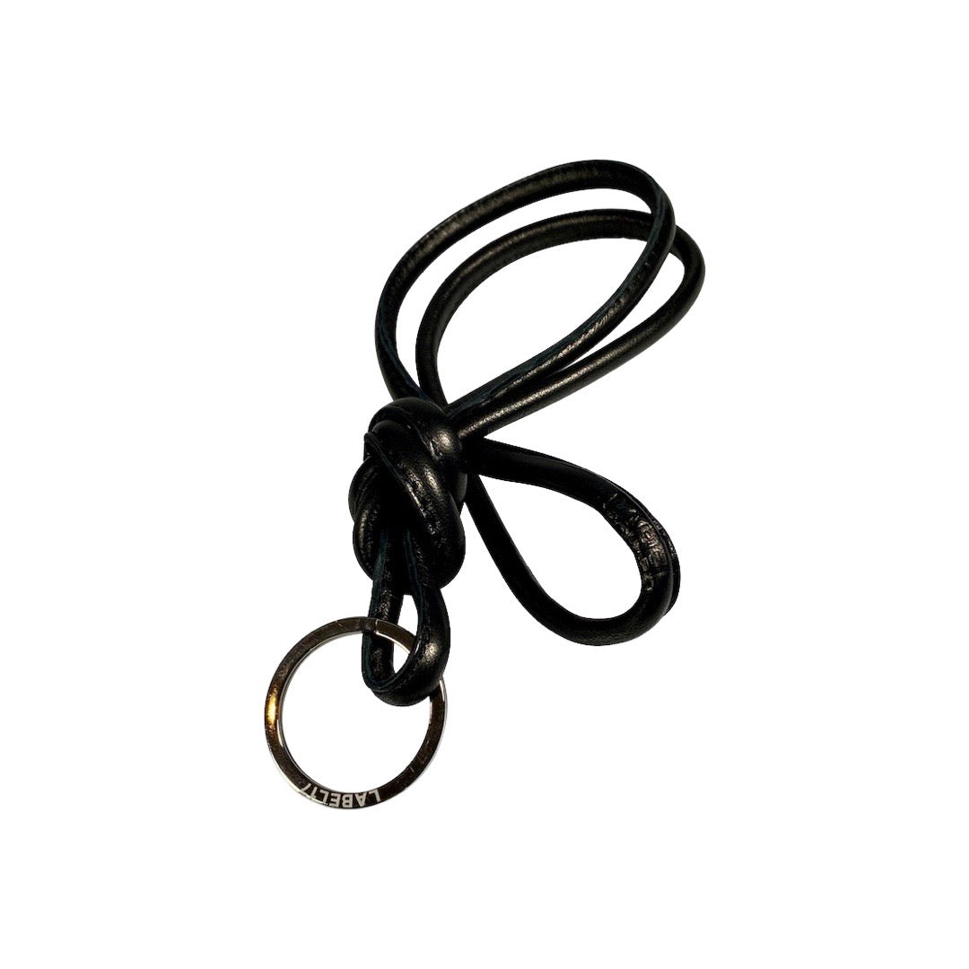 LABEL17 Keyring Necklace. Schlüsselanhänger aus geschmeidigem, pflanzlich gegerbtem Lamm-Nappaleder in Black
