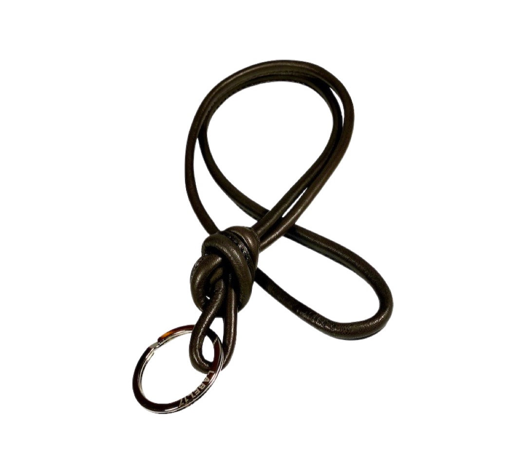 LABEL17 Keyring Necklace. Schlüsselanhänger aus geschmeidigem, pflanzlich gegerbtem Lamm-Nappaleder in Darkbrown