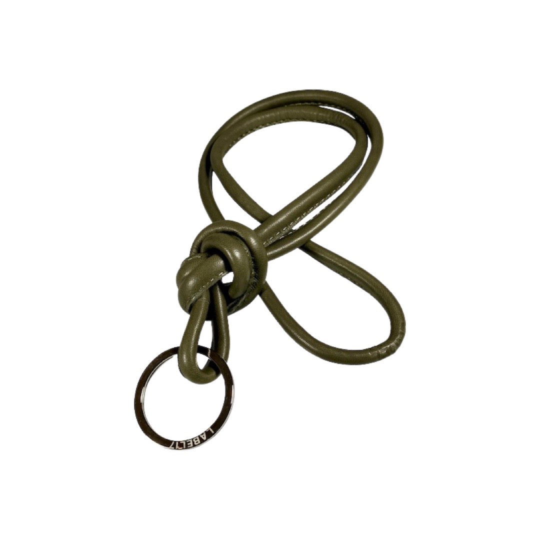 LABEL17 Keyring Necklace. Schlüsselanhänger aus geschmeidigem, pflanzlich gegerbtem Lamm-Nappaleder in Olive