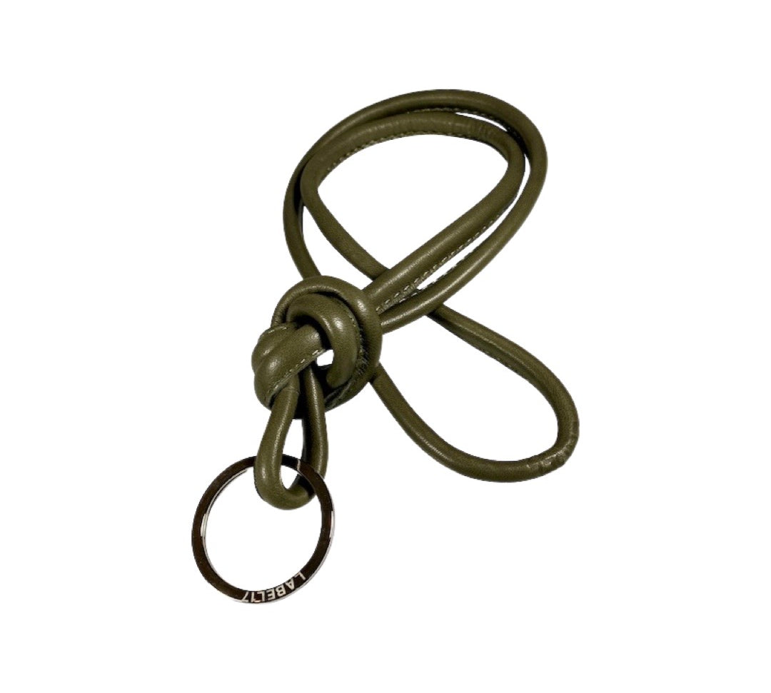 LABEL17 Keyring Necklace. Schlüsselanhänger aus geschmeidigem, pflanzlich gegerbtem Lamm-Nappaleder in Olive