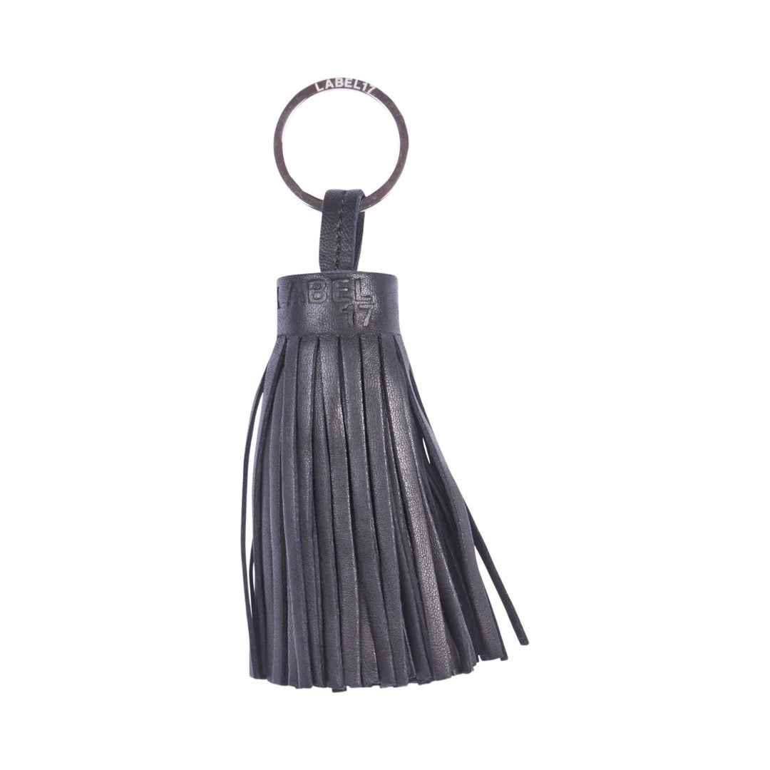 Keyring Pompom Large, Black, von LABEL17: grosser Pompom Schlüsselanhänger, gefertigt aus geschmeidigem, pflanzlich gegerbtem Lamm-Nappaleder. Grösse Pompom: L 12 cm, Ø 4 cm.